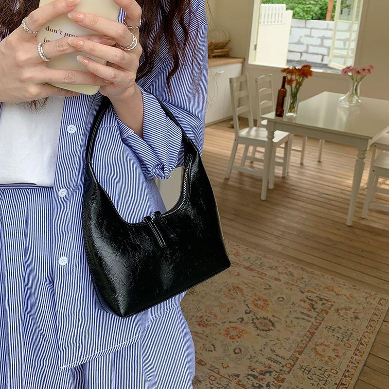 

Летняя сумка подмышку в нишевом стиле с серебристой текстурой Black