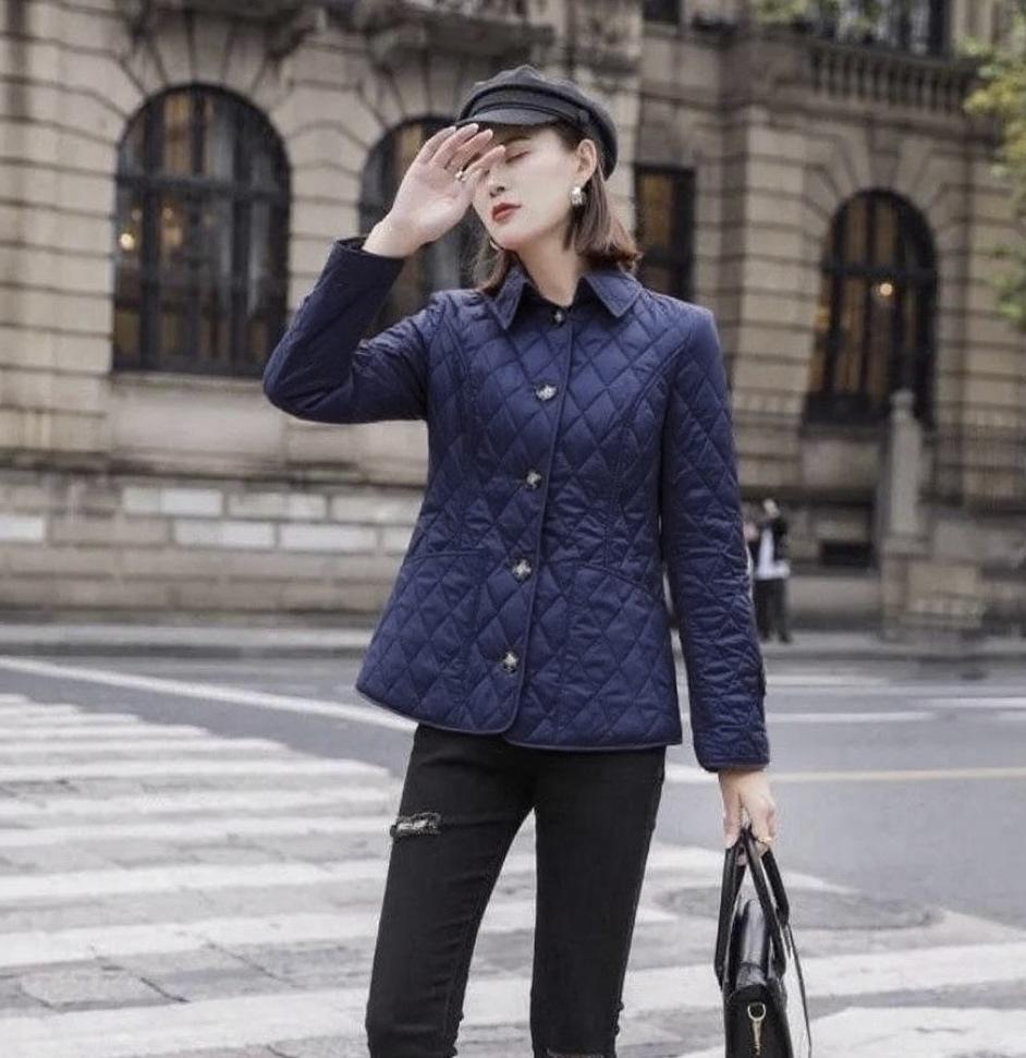 Damedunjakke med svart diamantquilt og metallknapper, avslappet vinterkåpe