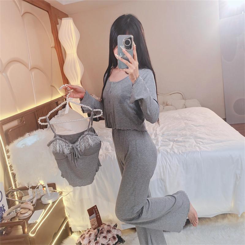 Damen Französischer Modal 3-teiliger Pyjama-Set: Langärmeliges Oberteil mit Brustpolster, Spaghetti-Trägern, langer Hose und Robe.