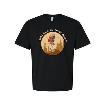 Unisex Outdoor Wander-T-Shirt mit Wanderer-Illustration in kreisförmiger Waldszene F