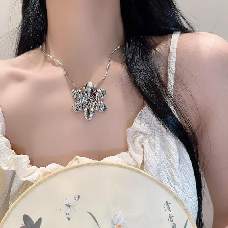Vintage Carved Necklace Women Bohemian Style New Ethnic Flower Butterfly Necklace Silver Color Alloy Wedding Party Jewelry Gifts