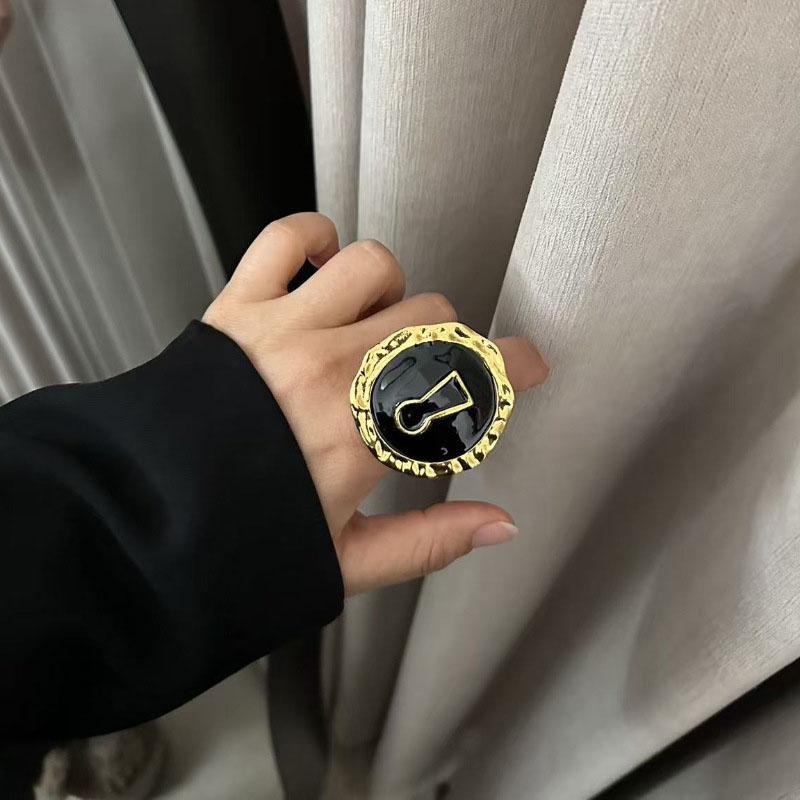 

Vintage Exaggerated Metal Alloy Round Dangle Earrings For Women Fashion Jewelry Brand Show Model Statement Earrings Accessories A1