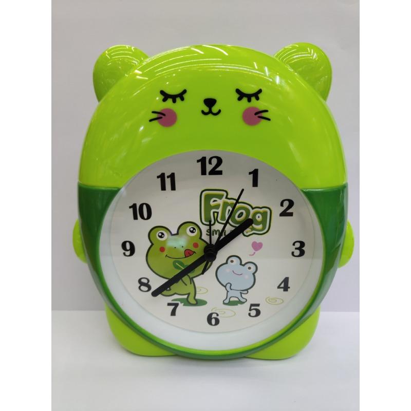 

Мультяшный мишка милый ученик начальной школы просыпается будильник, место спальня гостиная