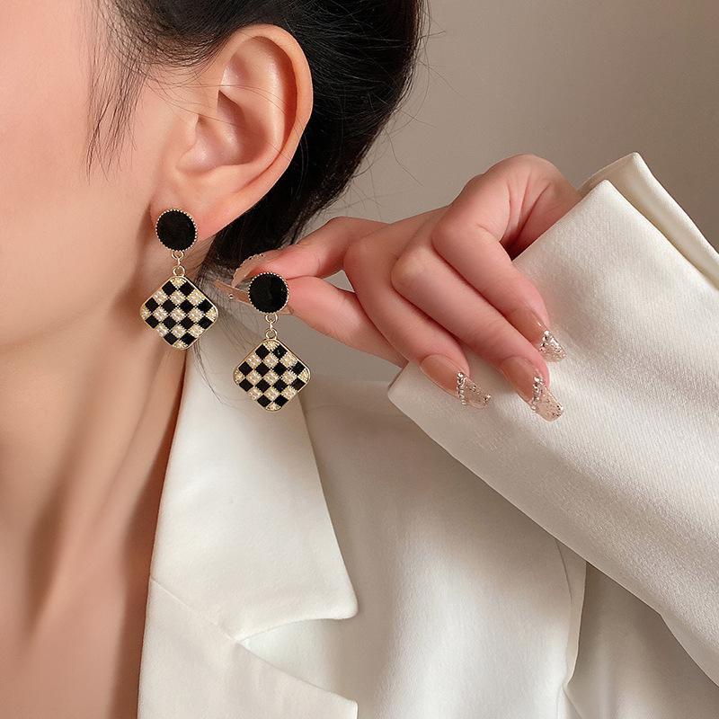 2025 Spring/Summer Black & White Checkered Pearl Stud Earrings - Women's Chic & Cool Fashion Jewelry