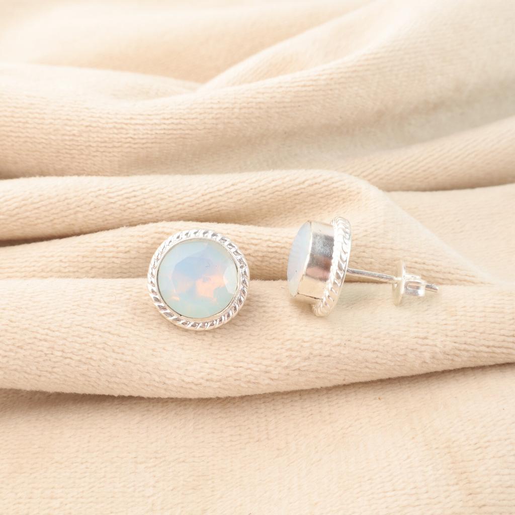 Mléčný opál drahokam 925 Sterlingové stříbro šperky Ručně vyráběné kulaté puzety 0.53" EE-147-19