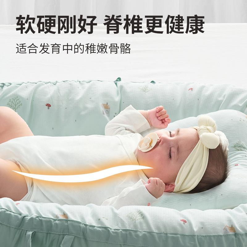 Bed-in-a-bed crib for newborns, designed to soothe sleep and prevent startle reflexes, mimicking the womb, providing a sense of security for the baby