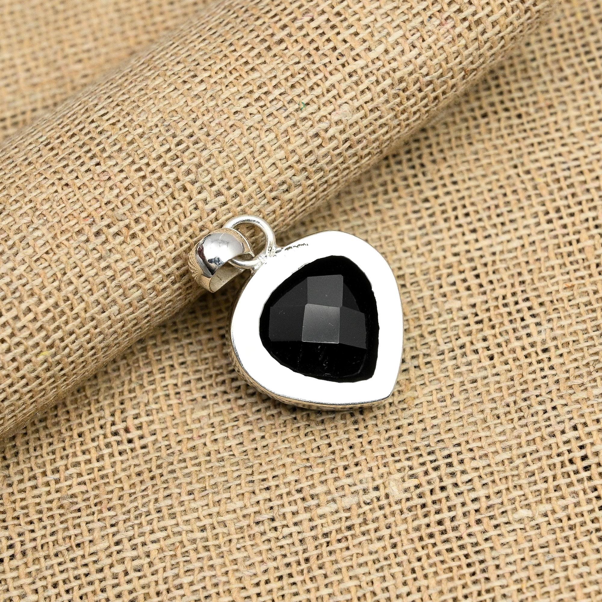 Ciondolo Fatto A Mano Con Spinello Nero Naturale 2,48'' Y472, Gioiello Artigianale In Argento Placcato