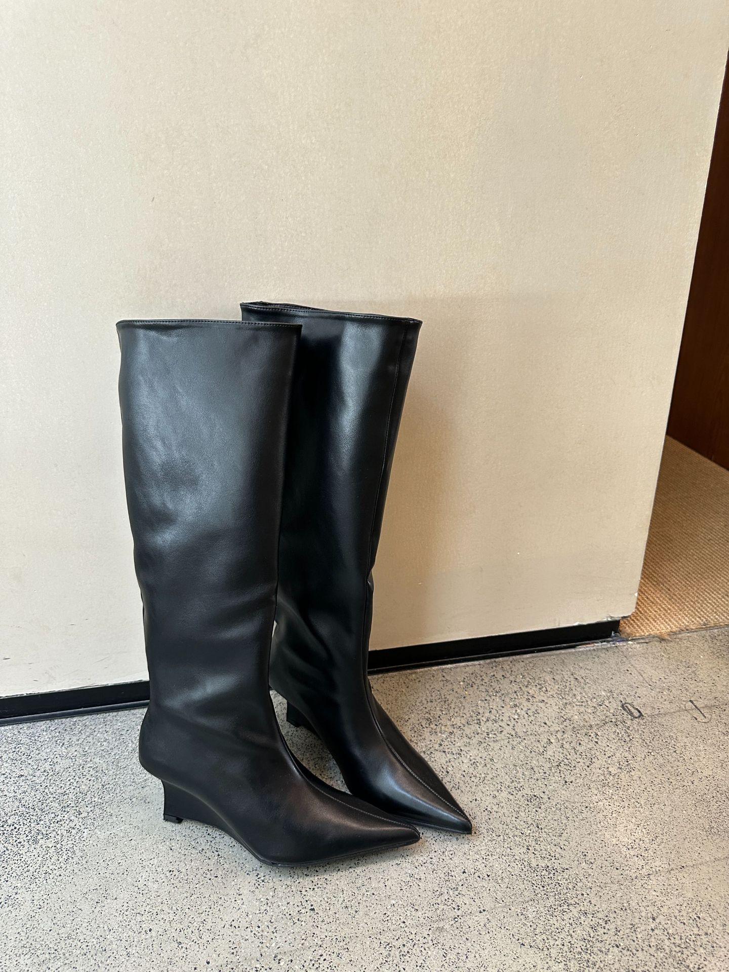 

European and American pointed boots for women in the autumn and winter of 2025, the new large tube circumference and thin straight pants tube boots, w 35