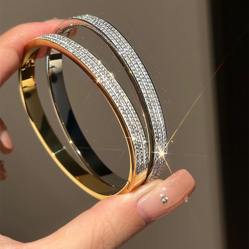 Geometrisches gebürstetes Armband im europäischen Palaststil mit Zirkonia: Retro, Leichter Luxus Hand Schmuck