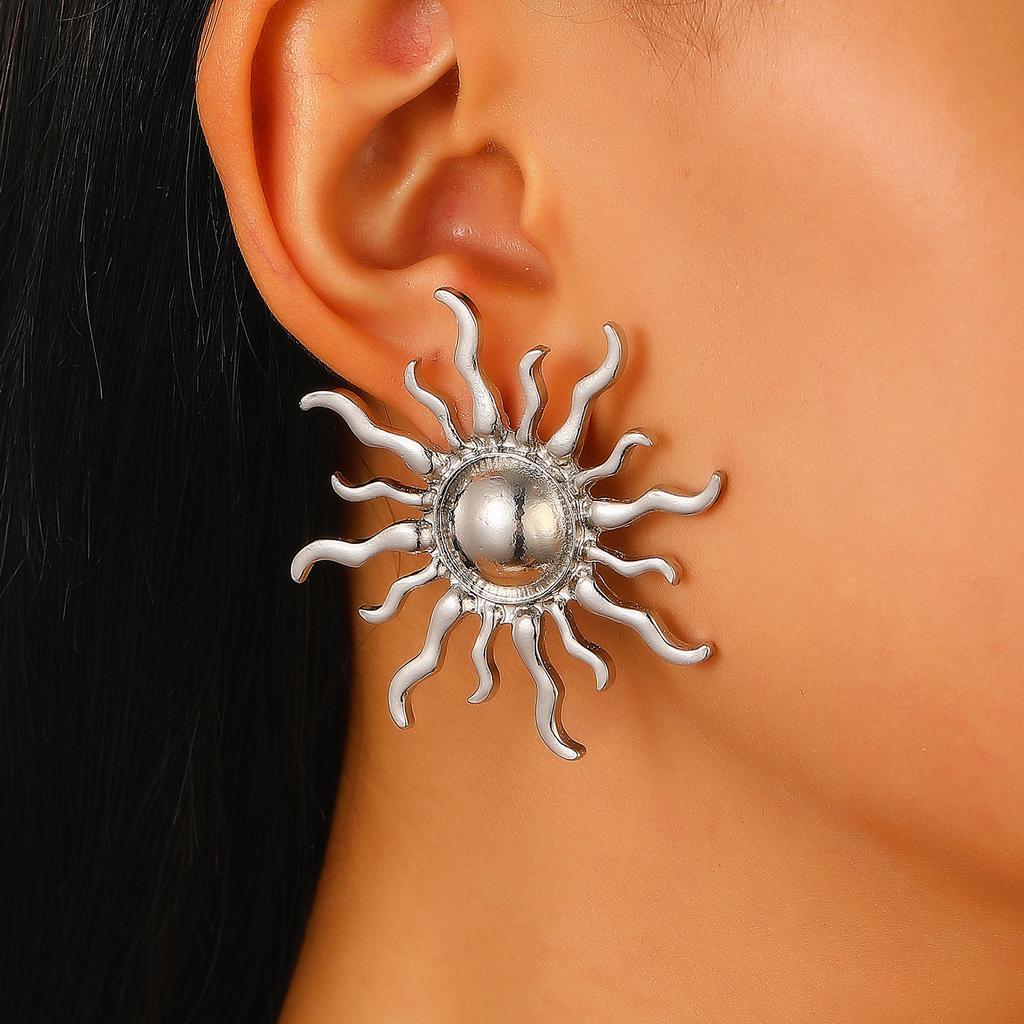 European and American Cross-border Fashion Sunflower Flame Pendant Necklace Jewelry Light Luxury Creative Niche Stacking Wearing Sun Collarbone Chain