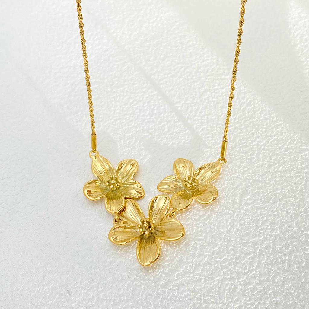 Exaggerated Big Flower Pattern Pendant Necklace for Women New Trend Chain Chorker Accessoriss Stainless Steel Jewelry Party Gift