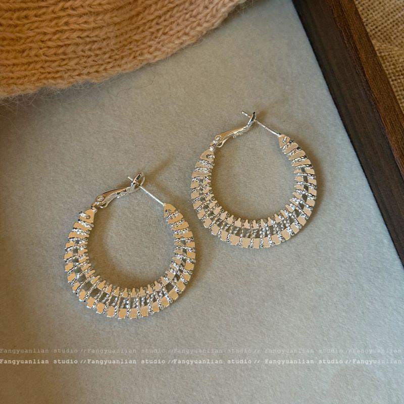 European and American Style Retro Metal Sunflower Earrings for Women 2026 New Niche Minimalist Style Hoop Earrings Exaggerated Ear Accessories