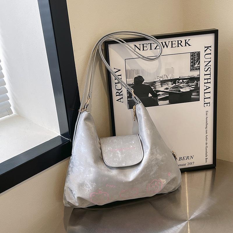 

Women s bag new cute niche fashion simple commuting texture versatile shoulder backpack серебряный