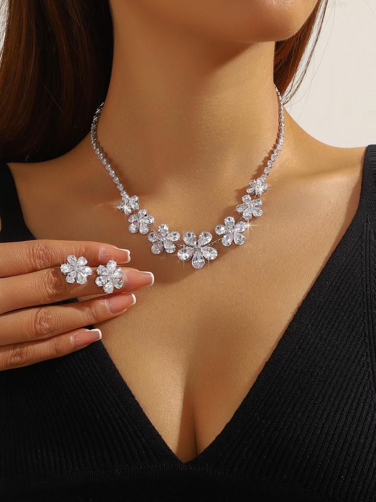 A Set of Classic Fashion Claw Chains Gold Plated Alloy Necklaces Tassels Earrings and Bracelets for Lady
