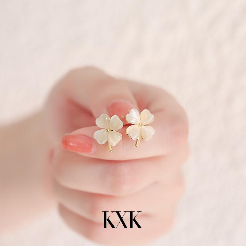 Four-Leaf Clover Cat s Eye Stud Earrings: 2024 Trendy Niche Design for Women, Exquisite Small Summer Style