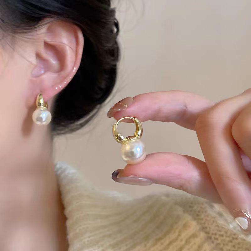Elegant Exquisite French Pearl Ear Cuff Earrings: Luxury Fashion Jewelry for Women