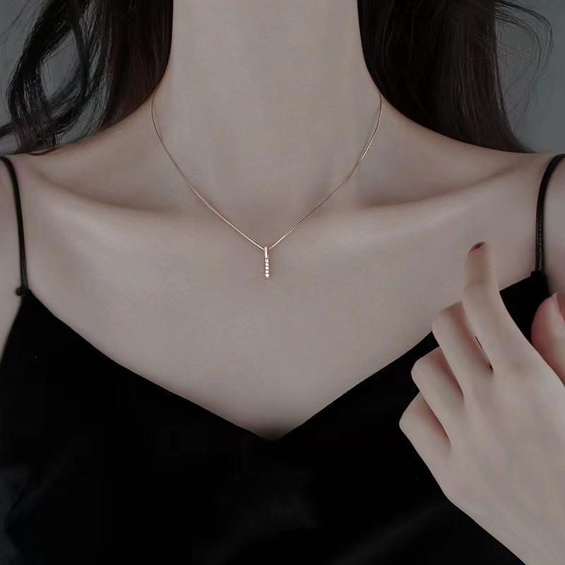 New Diamond-inlaid Necklace for Women Simple and Fashionable Long Strips Niche High-end Pendant Collarbone Chain