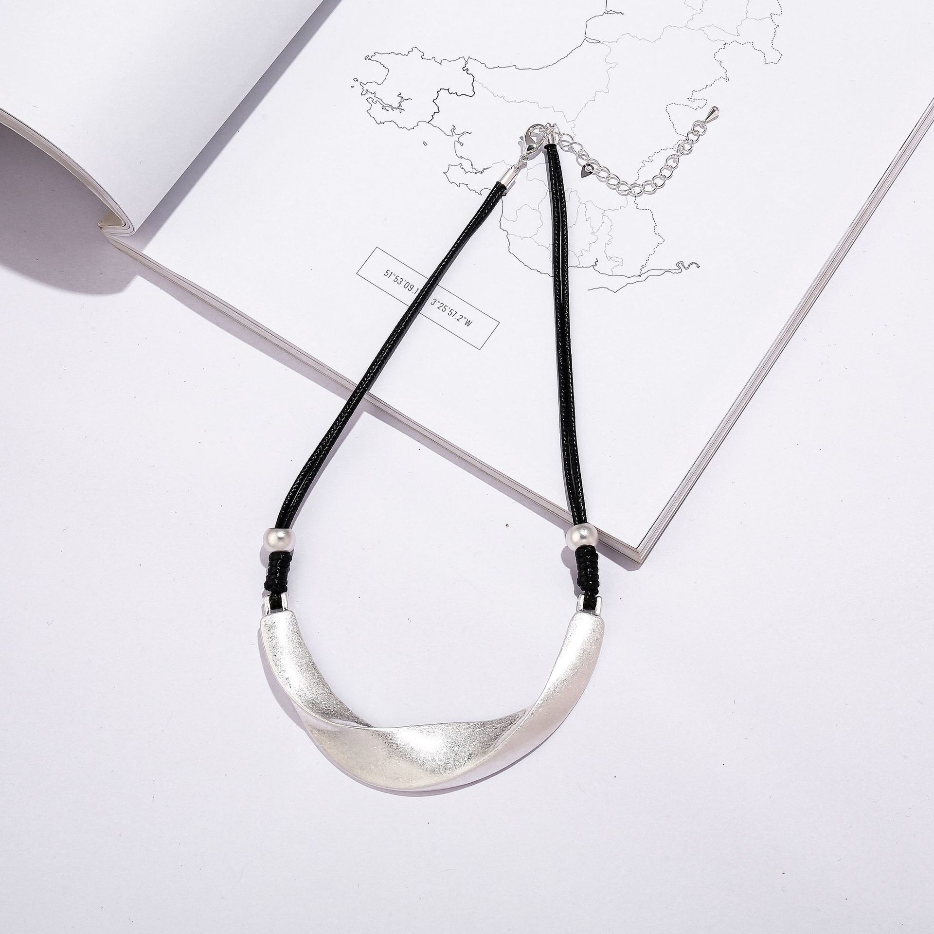 European and American fashion atmospheric collarbone chain short women s metal short necklace