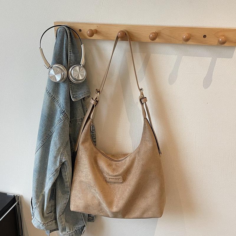 

Сумка большой вместимости женская 2025 осень новая сумка-тоут модная сумка под мышкой в зарубежном стиле повседневная для работы на плечо