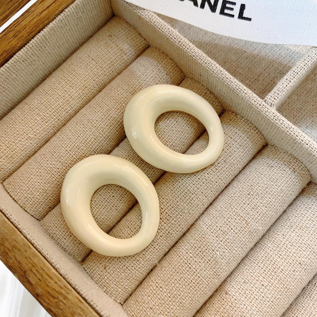 Japanischer Schlichter Design-Sinn Unregelmäßige Tropfenglasur Hohl Runde Ohrringe Design Personalisierte Ohrstecker Vielseitige Ohrringe