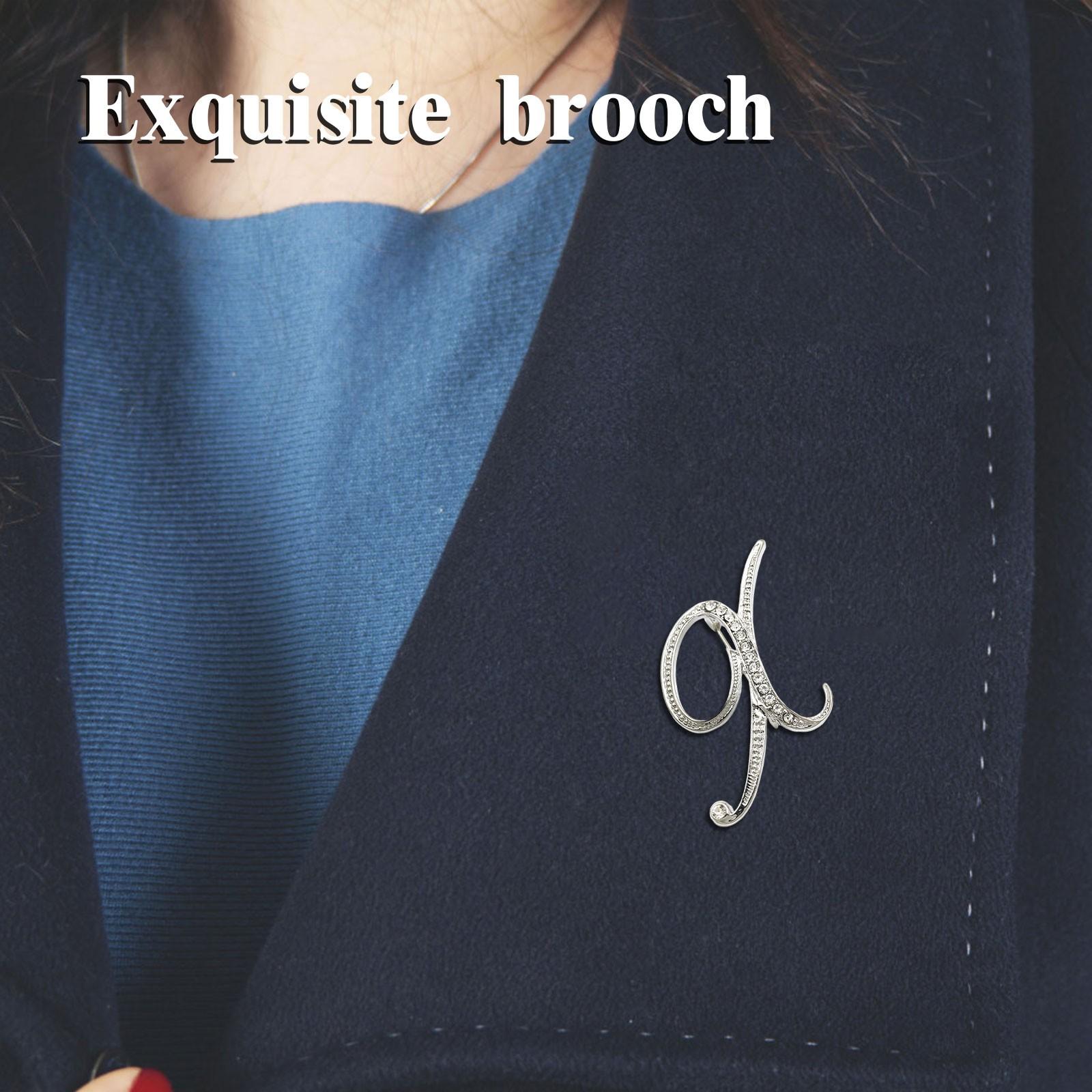 

Брошка з англійською літерою з діамантом, наповненим водою, сплавна квітка для грудей, шпилька для одягу One Size