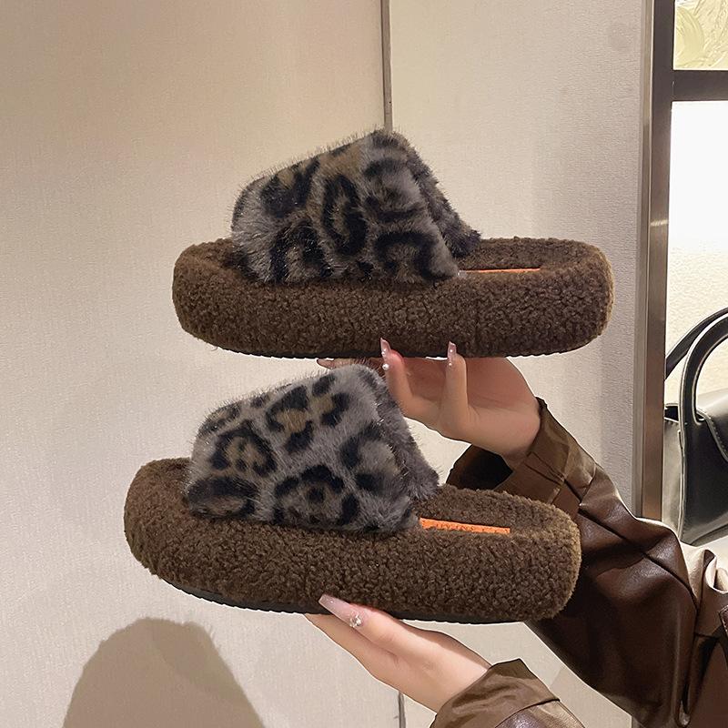 

European and American style large size color matching 2024 summer new round head fashion casual Mao Mao one-word thick-soled slippers 35 белый