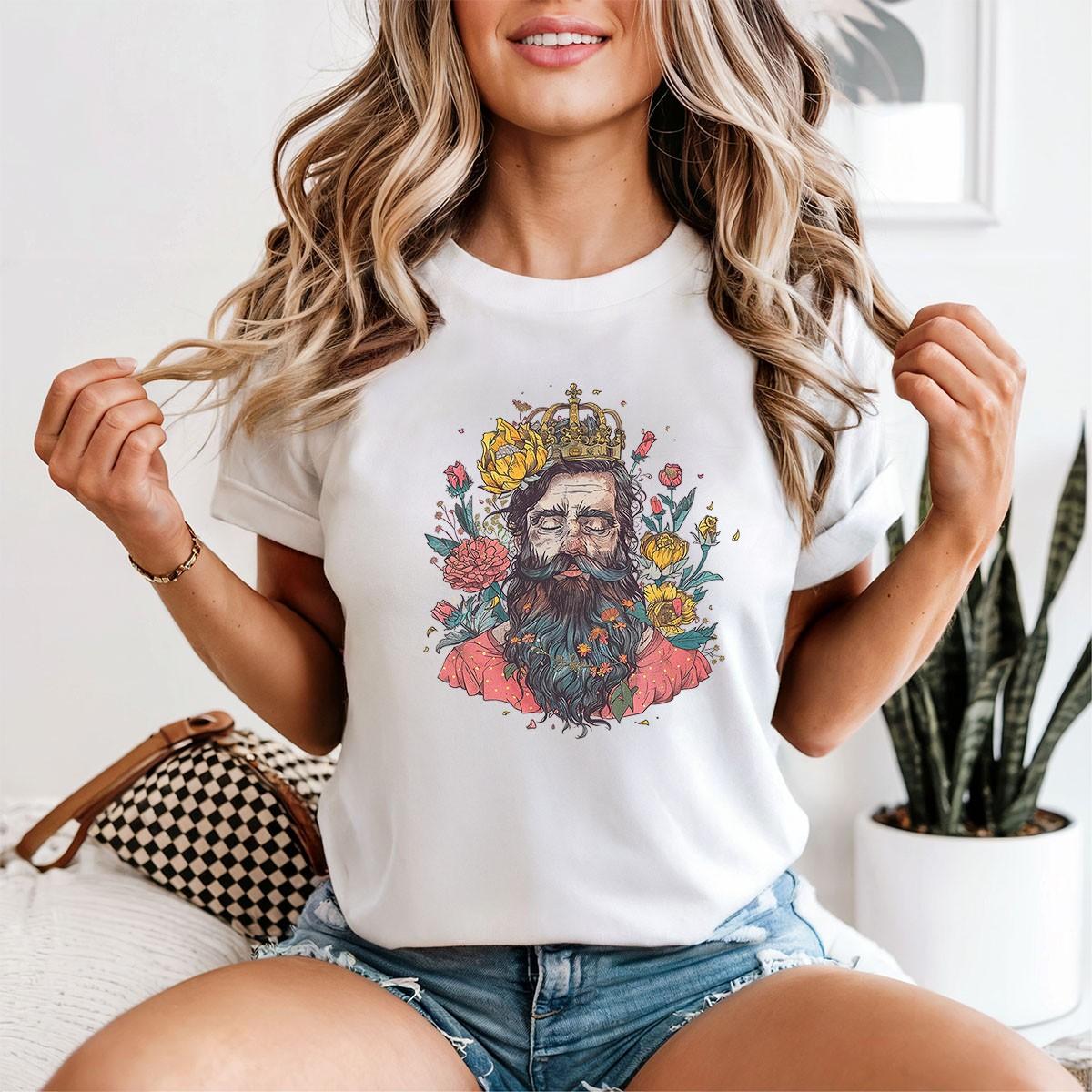 

Женская графическая футболка Floral King Fantasy Художественный портрет 2XL