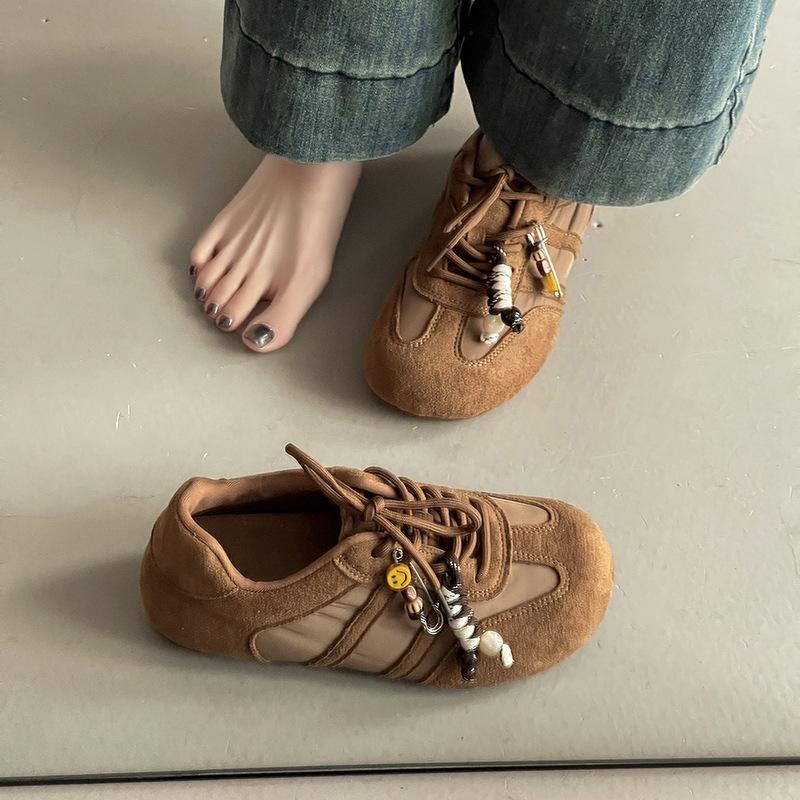Literarischer Stil Schnürung Perlen flacher Mund Deutsche Trainingsschuhe Damen Herbst und Winter Retro Besatz Leder Toastschuhe Casual Sportschuhe
