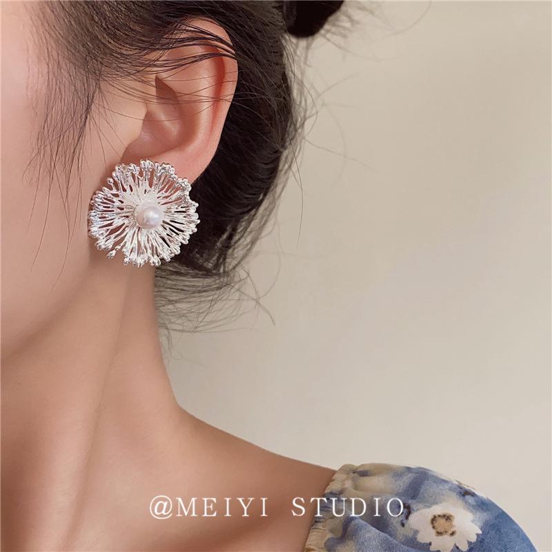 French Retro Metal Flower Stud Earrings - Stylish, High-End Design for a Smaller Looking Face.