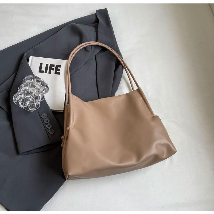 Simple Messenger Bag Women's 2025 New Spring and Summer Class Single Shoulder Foreign Style Commuting Large Capacity Soft Leather Tote Bag