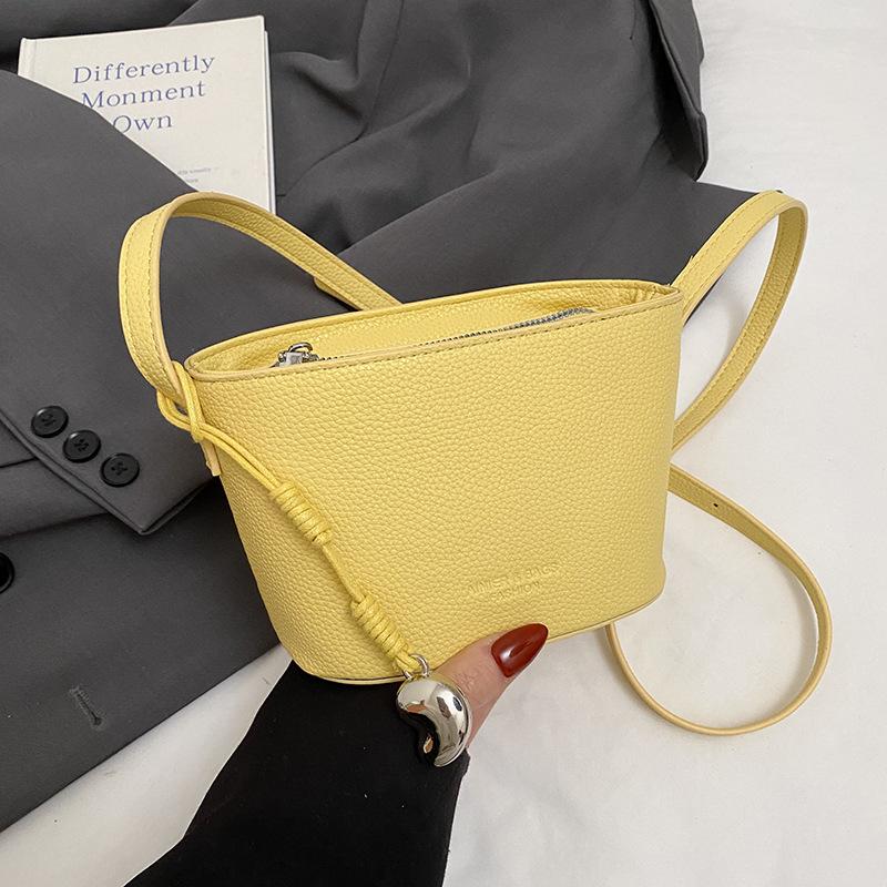 

Niche bag women s new simple and fashionable bucket bag versatile casual shoulder messenger bag жовтий
