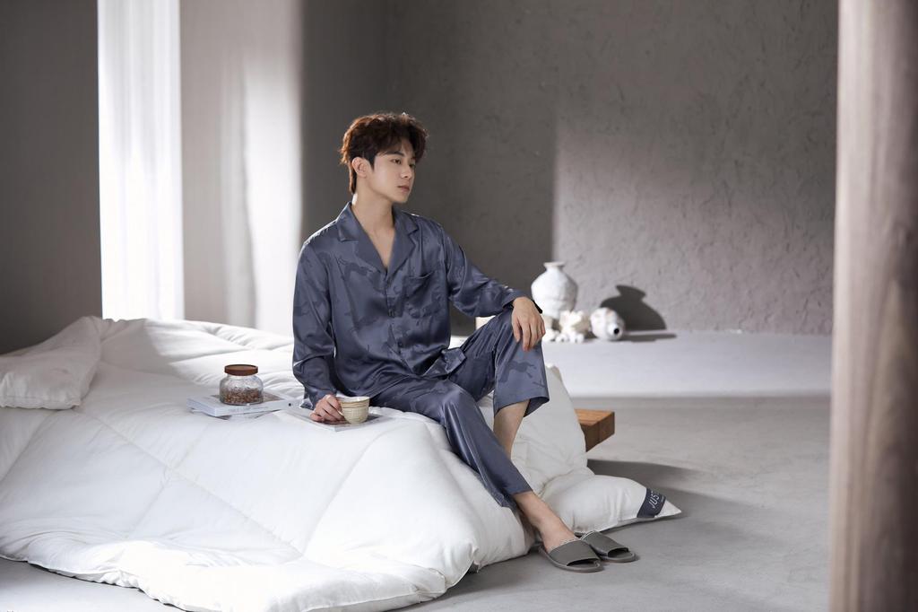 Men's Ice Silk Loose Pajamas - Lightweight Luxury Plus Size Jacquard, TikTok Favorite, Indoor/Outdoor Wear (2026)