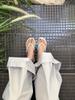 Fashion Low Rivet Beach Shoes Woman's Slippers Luxury Slides Rubber Flip Flops Sabot 2025 Flat Designer Hawaiian Summer Soft Metal Decor
