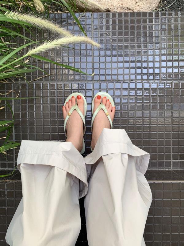 Fashion Low Rivet Beach Shoes Woman's Slippers Luxury Slides Rubber Flip Flops Sabot 2025 Flat Designer Hawaiian Summer Soft Metal Decor