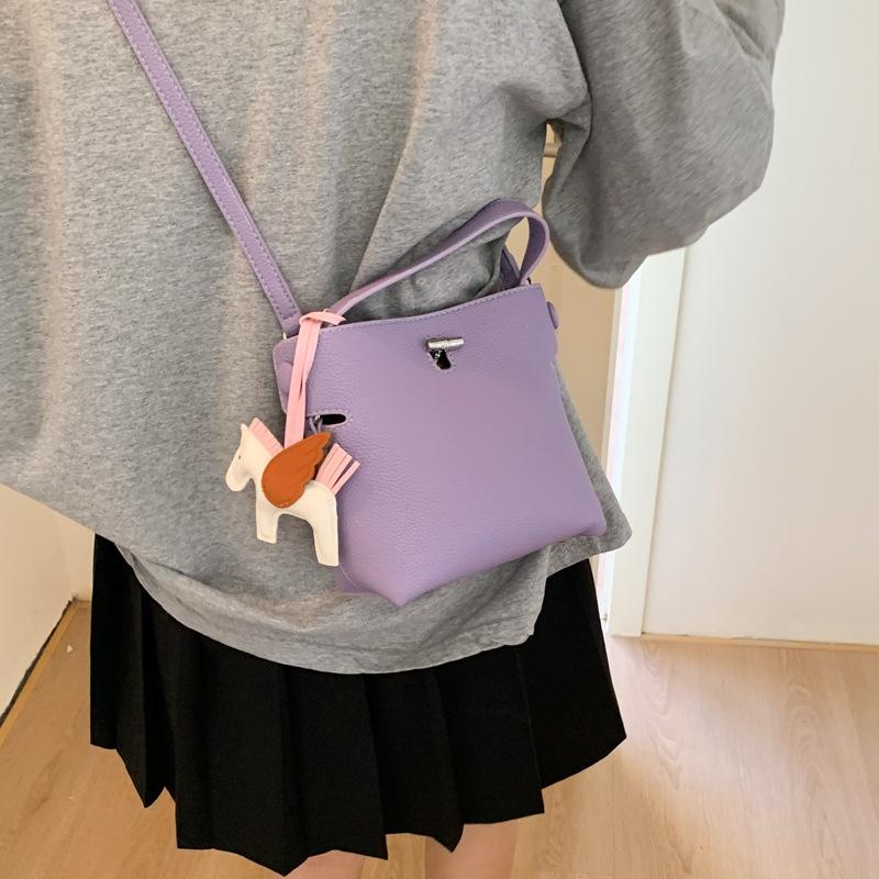 

Simple handbag, high-end fashion shoulder commuter bag, women s 2025 summer new versatile messenger bucket bag фиолетовый