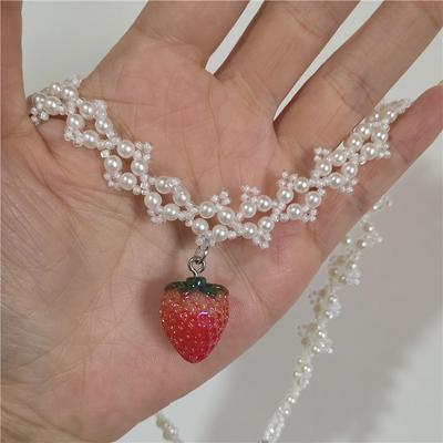 Vintage Ästhetik Süßer Erdbeeranhänger Handgewebter Perlenblumen-Choker Halskette Schmuck für Damen-Urlaubsparty Y2K Accessoires