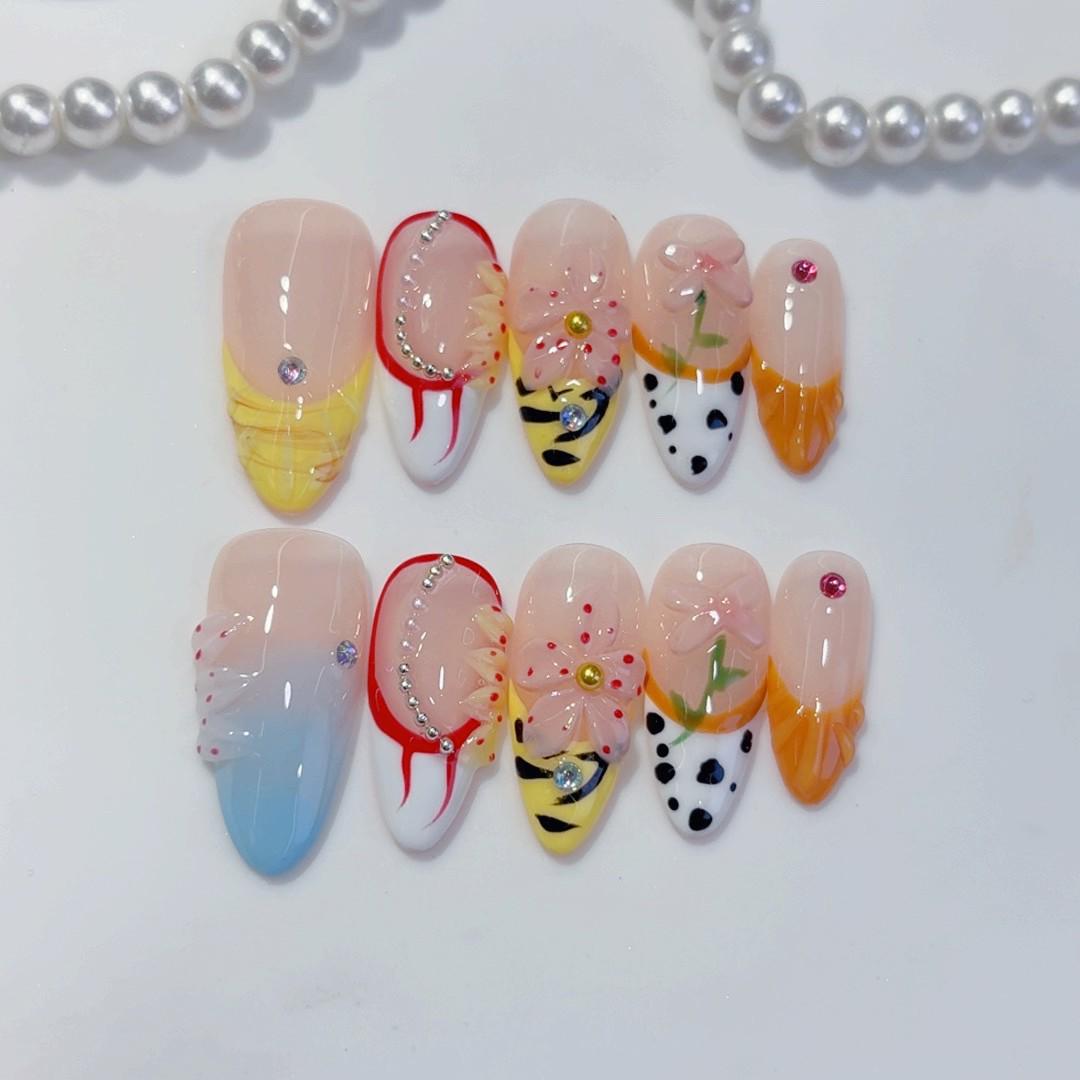 Французский маникюр с леопардовым градиентом, 3D-цветами и золотыми бусинами - Средняя миндальная форма, Резной носимый стиль Large