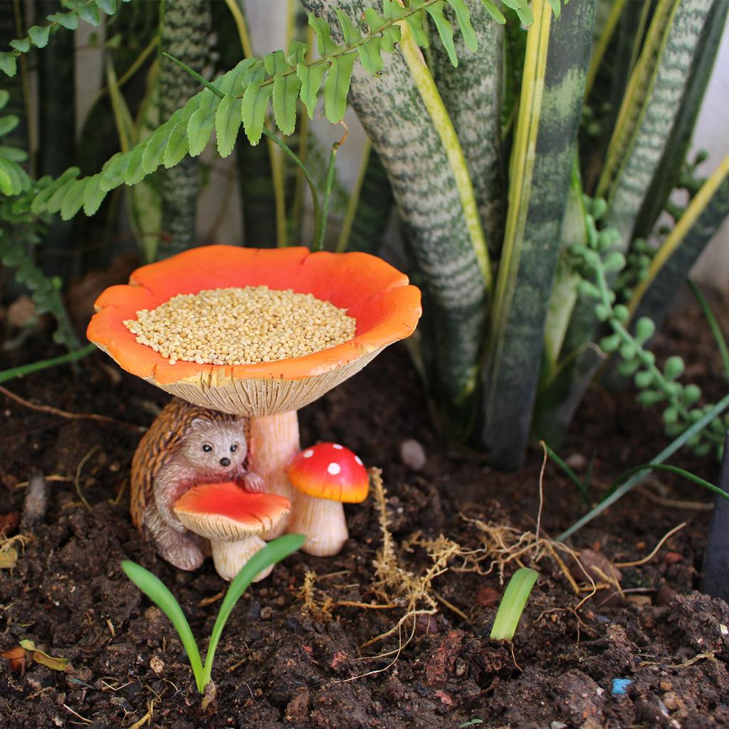 Hedgehog mushroom bird feeder, resin, realistic mushroom hedgehog feeding trough, outdoor, garden courtyard, lawn decoration