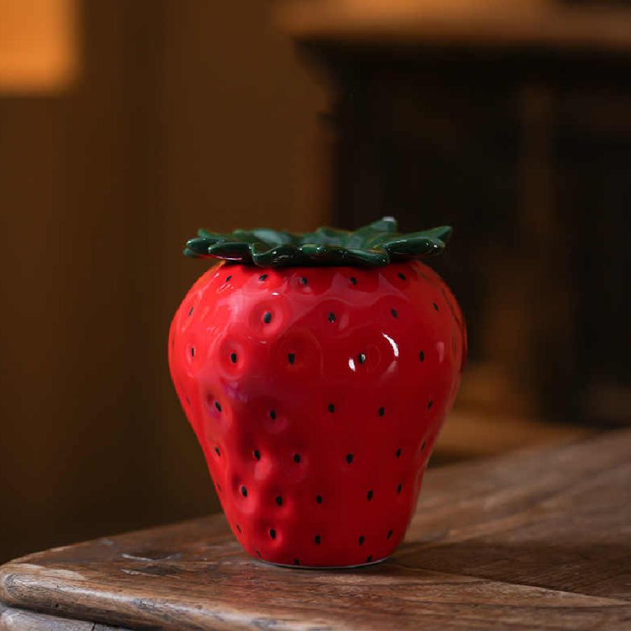 Strawberry ceramic ashtray ornament, creative and fashionable fruit with lid, windproof and fly proof