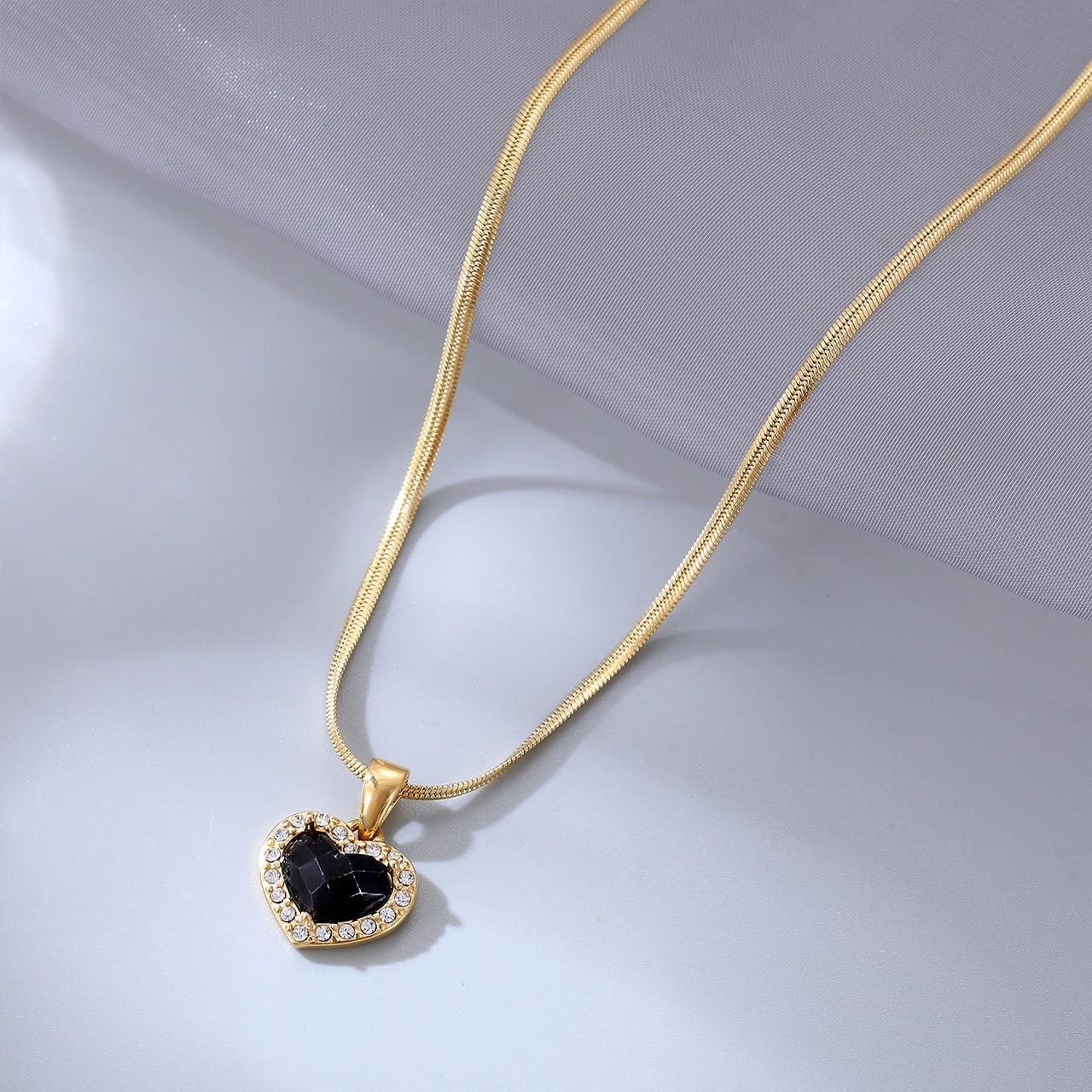 

Модное колье из титановой стали с бриллиантами и позолотой в форме персикового сердца