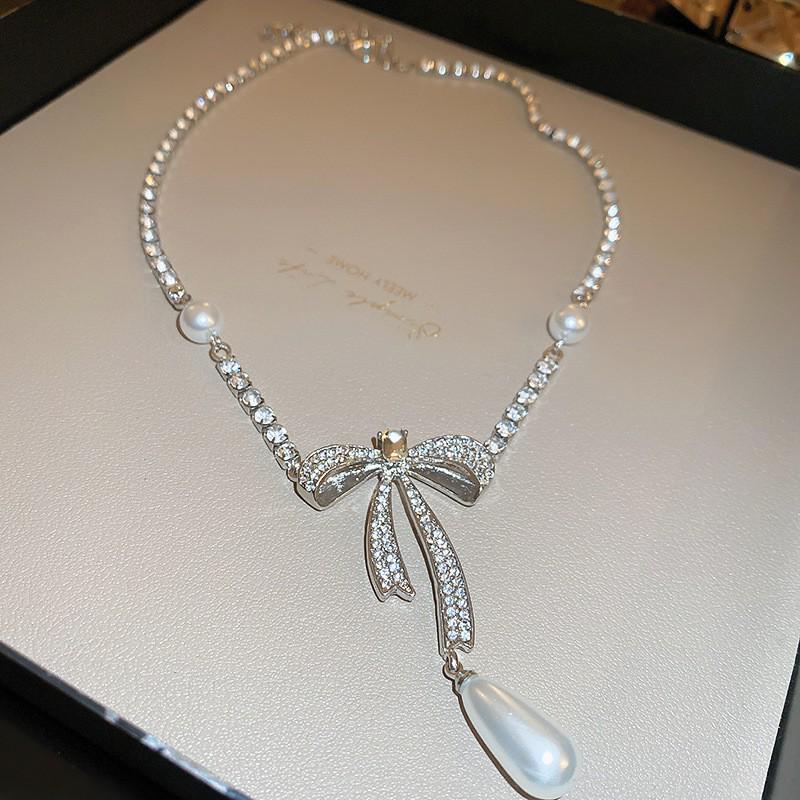 French Inlaid Diamond Pearl Flower Necklace: Elegant Light Luxury, Versatile Clavicle Chain, High-End Jewelry