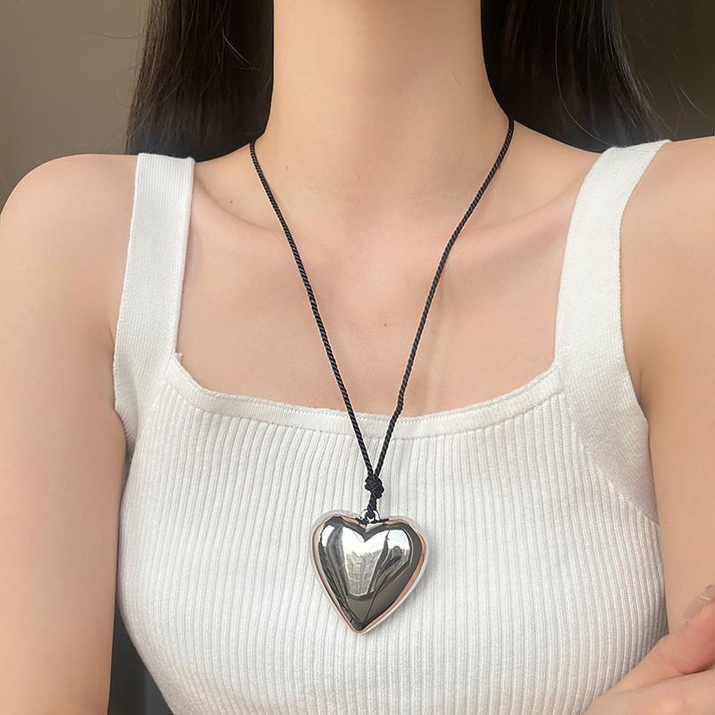 Asian Blogger-Inspired Saddle Bag Necklace: Luxury Women's Niche Sweater Chain Accessories