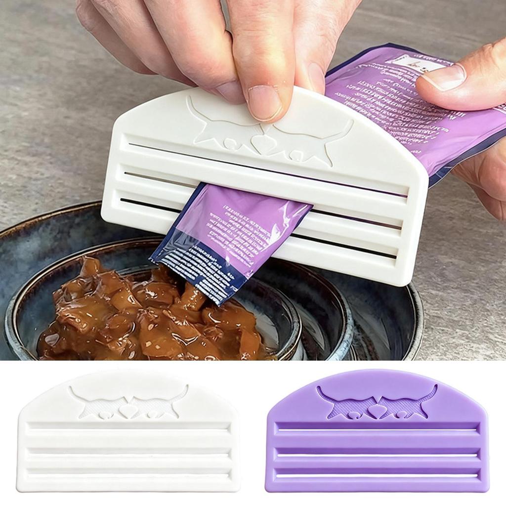 Portable Multifunction Cat Treat Feeder Spoon Squeeze Wet Food Extruder 11.8x6.2cm Cat Treat Dispenser Manual Reusable