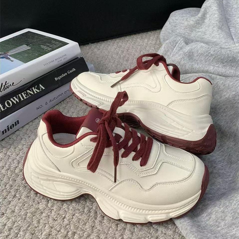 

Флисовая кожаная поверхность показывает маленькие папины кроссовки для женской осени и зимы 2025 года, новая нишевая ретро платформа в стиле Гонконга, кроссовки для бега 35