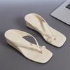 Hausschuhe Damen 2026 Sommer Neu Keilabsatz Dicke Sohle Einfarbige Außenbekleidung Strandpantoffeln Mode High-Sense Sandalen Damen