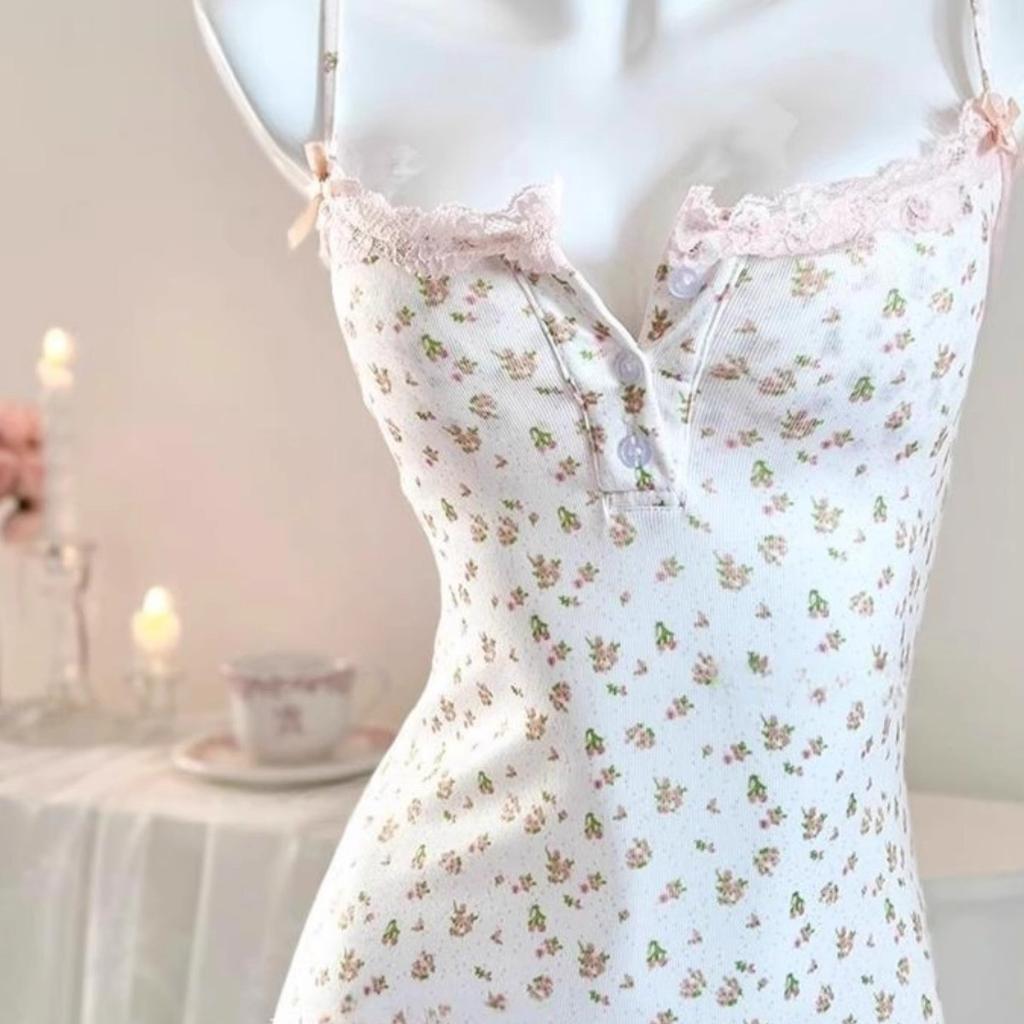 Sweet and spicy pure desire to wrap the buttocks and look thin, suspender nightdress, pajama with chest pad, small floral slim-fitting short skirt