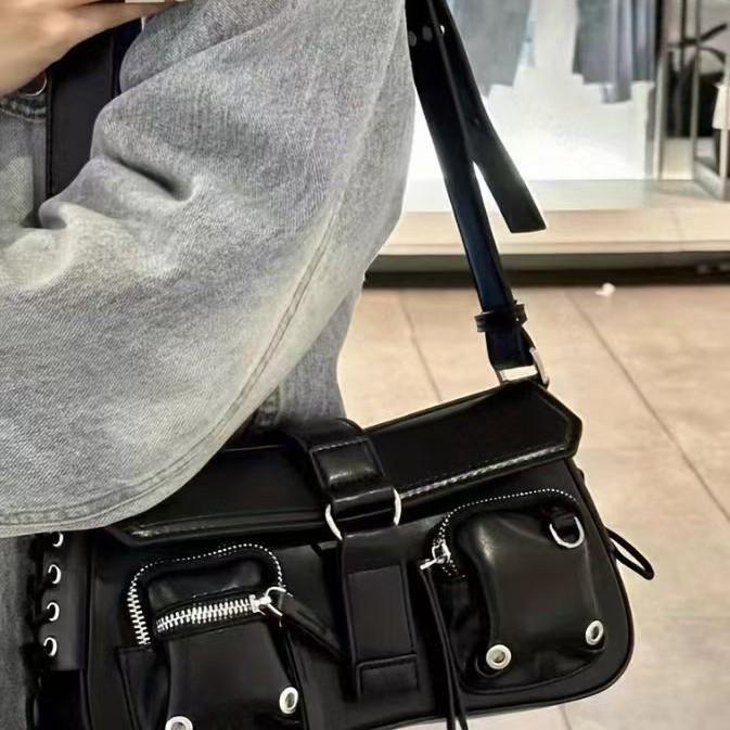 

Texture trendy and cool Spice Girl armpit baguette bag women s new niche design locomotive bag versatile shoulder messenger bag