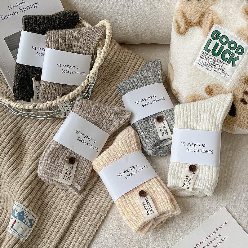 Koreańska Metka Tekstylna Guzik Skarpety Wełniane Skarpety Średniej Długości Jednokolorowe Pogrubione Ciepłe i Wszechstronne Skarpety do Nakładania