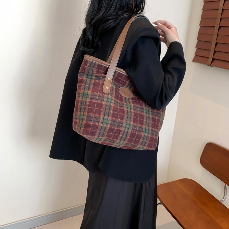 Korean Version of Beautiful Simple Shoulder Bag Casual Niche Spring Large Capacity Bag Women's New Commuter Tote Bag