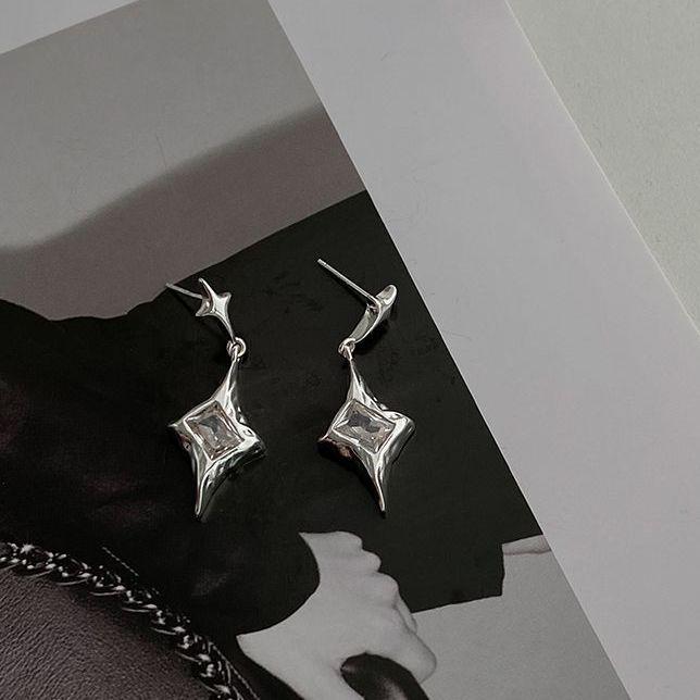 DOUDOUSTORE 925 Silver Four-Pointed Star Earrings: Trendy Day and Night Starlight Accessory